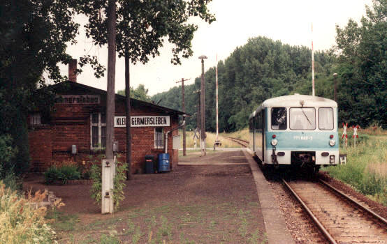 771 040 + 971 640 als RB 8517, Haltepunkt Klein Germersleben, 15.07.1995
